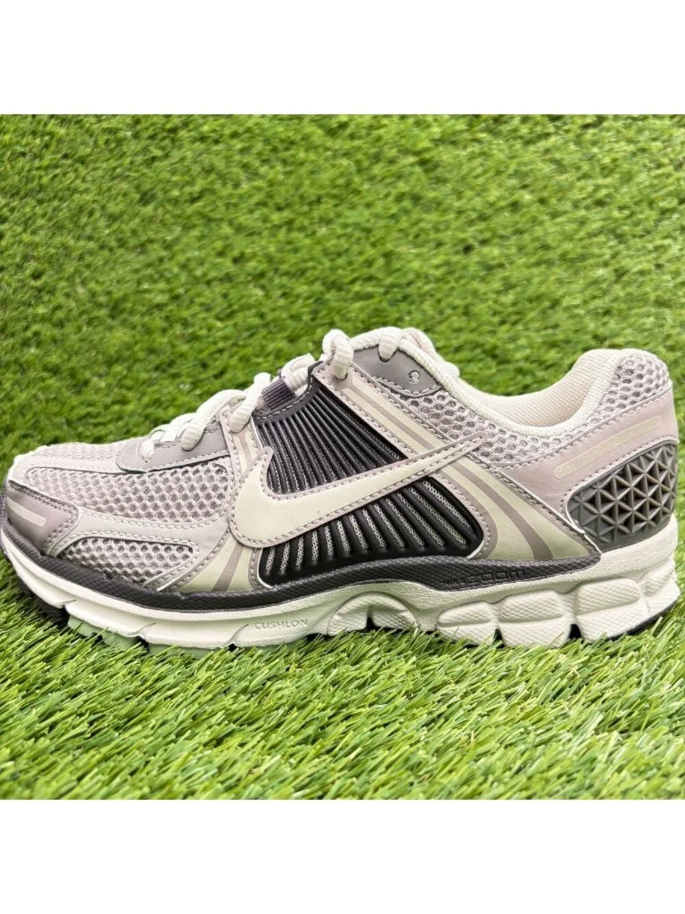 Nike Air Zoom Vomero 5 Womens Size 7 Gray Black Athletic Running Shoes Sneakers